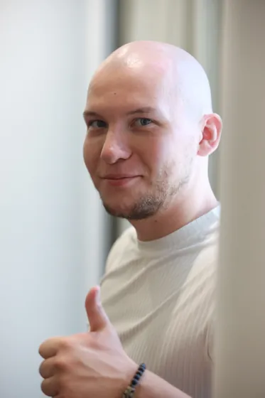Участник показывает большой палец
